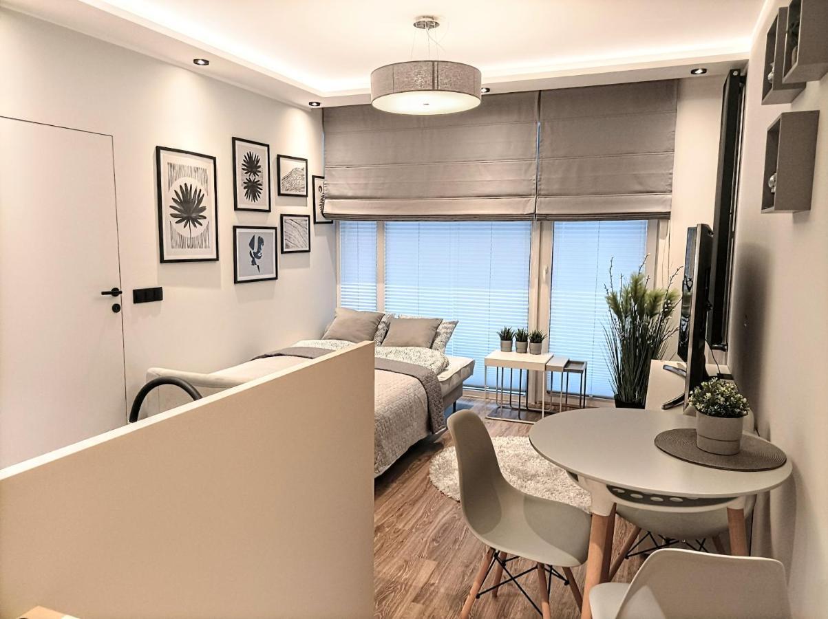 Beautiful Days In Apartment